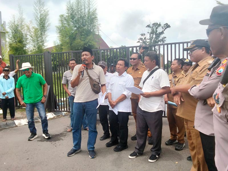 Kantor bendungan semantok di geruduk ratusan warga kelompok HIPPA yang tergabung dari 3 desa di kecamatan rejoso kabupaten Nganjuk Kantor bendungan semantok di geruduk ratusan warga kelompok HIPPA yang tergabung dari 3 desa di kecamatan rejoso kabupaten N